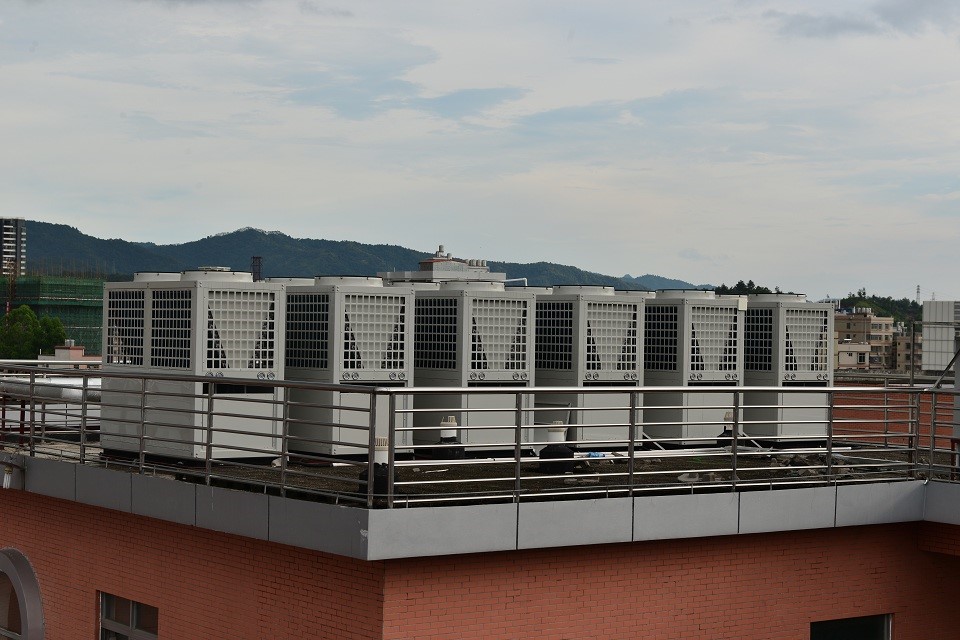 龙川一中空气源热泵采暖制冷案例分析