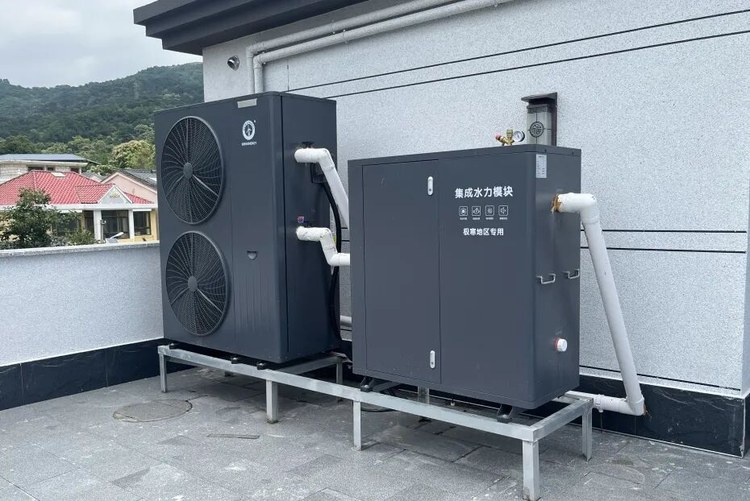 纽恩泰空气能极寒地区专用机组屋顶安装实拍