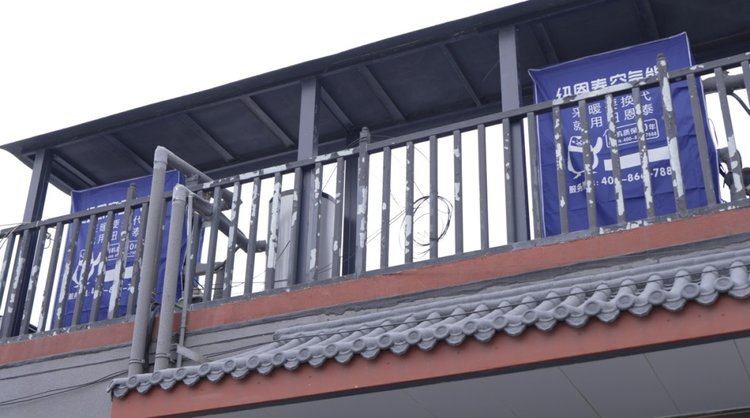 纽恩泰空气能外机安装在民居二楼露台