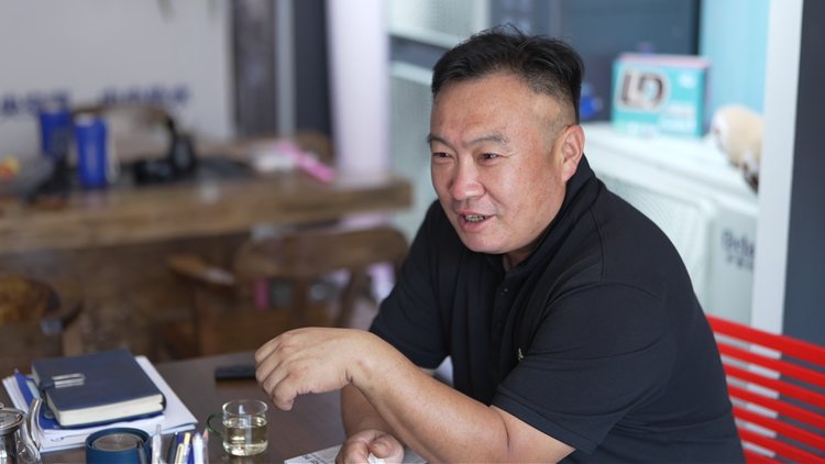山东新商赵传军在办公室交谈场景