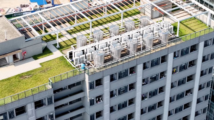 屋顶空气能热泵机组安装实景俯拍