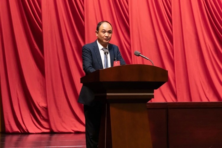 纽恩泰董事长赵密升在大会现场发言