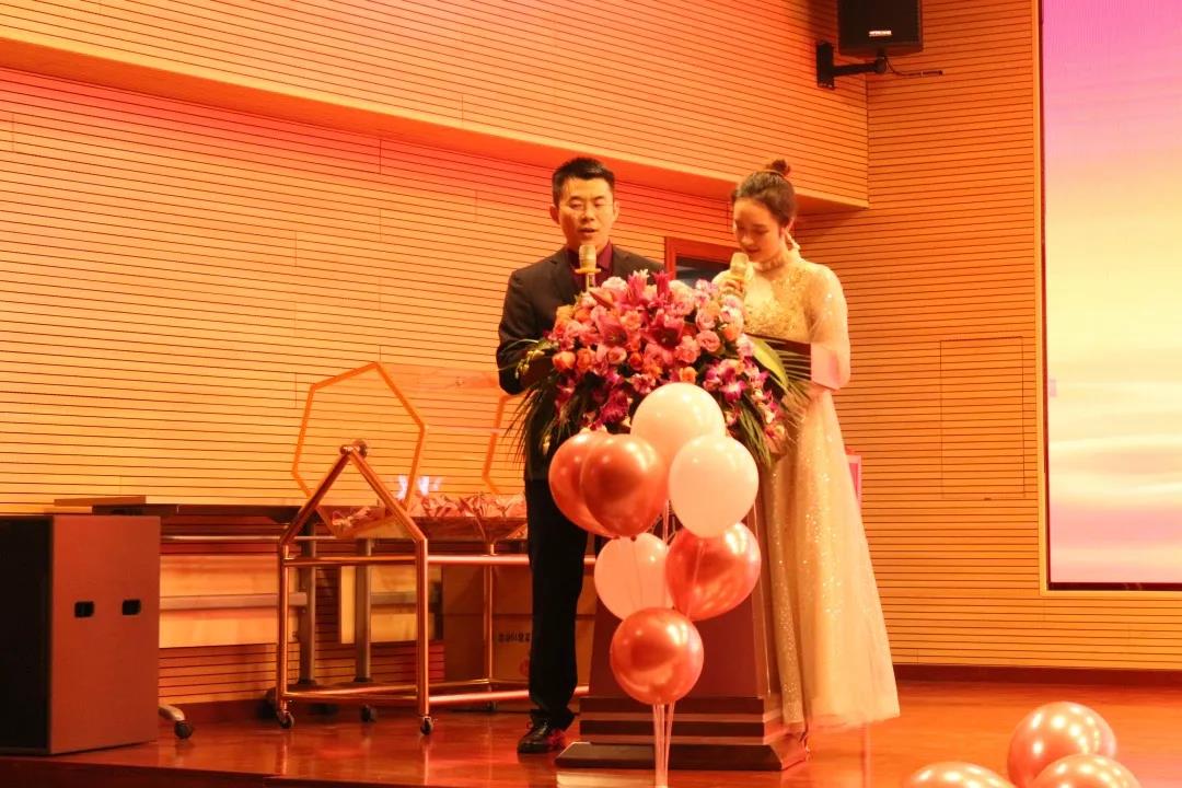 纽恩泰年会主持人